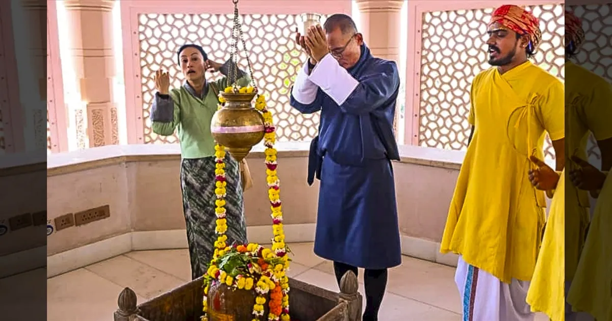 அயோத்தி ராமர் கோவிலில் பூட்டான் பிரதமர்.. ஜலாபிஷேகம் செய்து வழிபாடு..!!