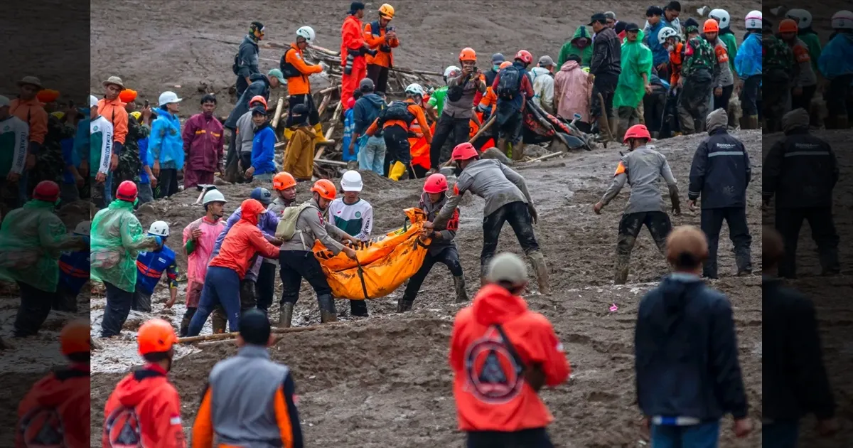 இந்தோனேசியாவை உலுக்கிய நிலச்சரிவு..!! பலி எண்ணிக்கை 25ஆக உயர்வு..!! மீட்புப் பணிகள் தீவிரம்..!! 