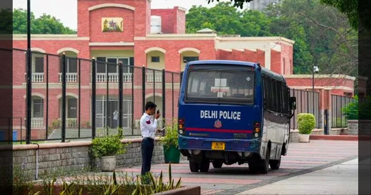 மீண்டும் மீண்டுமா..!! பள்ளிகளில் இருந்து பதறியடித்து ஓடிய மாணவர்கள்.. பரபரப்பான தலைநகரம்..!