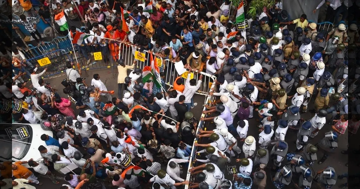 நாட்டையே உலுக்கிய பாலியல் சம்பவம்.. 1ம் ஆண்டு அமைதி பேரணி.. தடியடி நடத்திய போலீஸ்..!! 