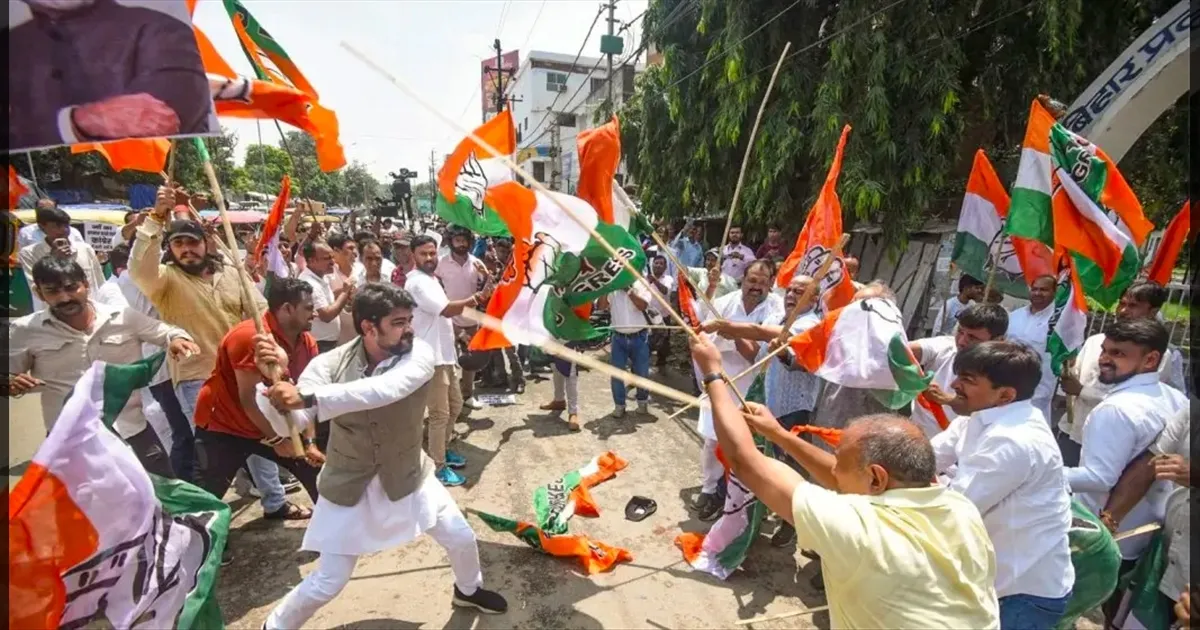 மோடியை பத்தி தப்பா பேசிய ராகுல்.. மாறி மாறி அடித்துக்கொண்ட பாஜ-காங்., தொண்டர்கள்.. பீகாரில் பரபரப்பு!!