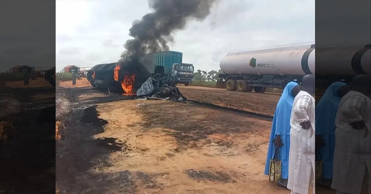 நைஜீரியா: சாலையில் கவிழ்ந்து விபத்துக்குள்ளான லாரி..!! 30 பேர் பரிதாப பலி..!!