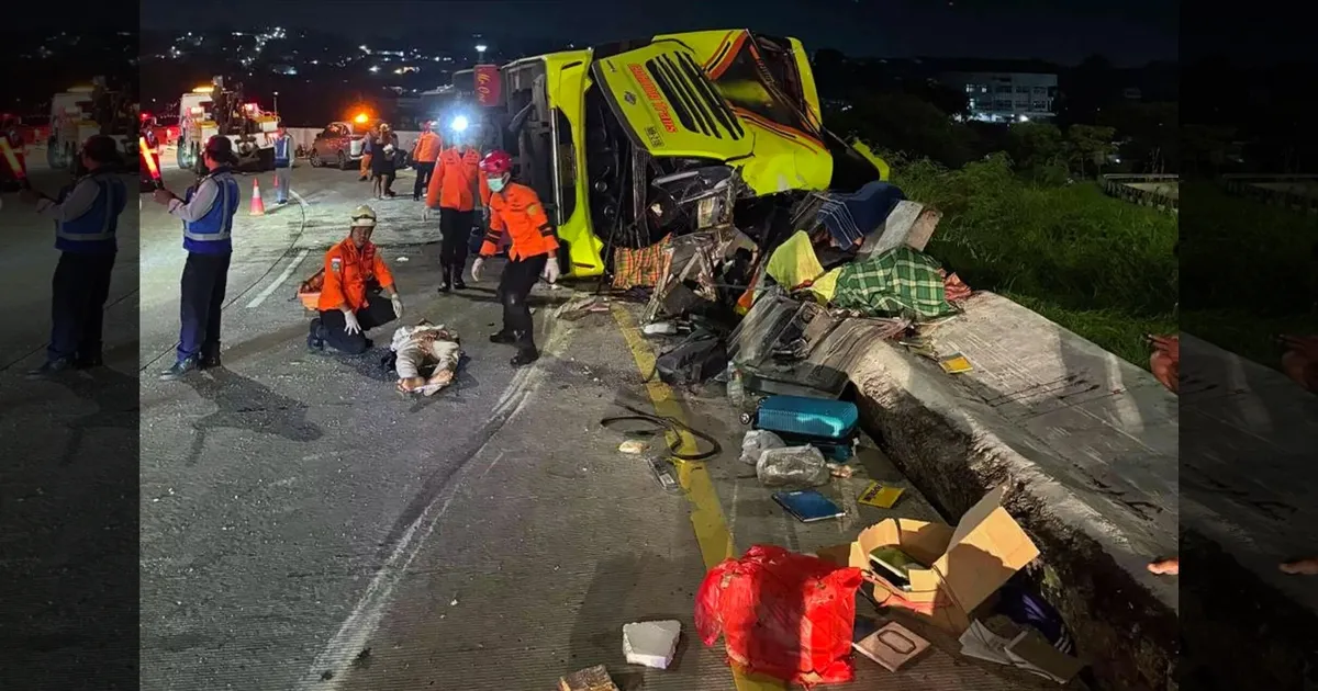 இந்தோனேசியா: கட்டுப்பாட்டை இழந்து சாலையில் கவிழ்ந்த பஸ்..!! 15 பேர் உயிரிழப்பு..!!