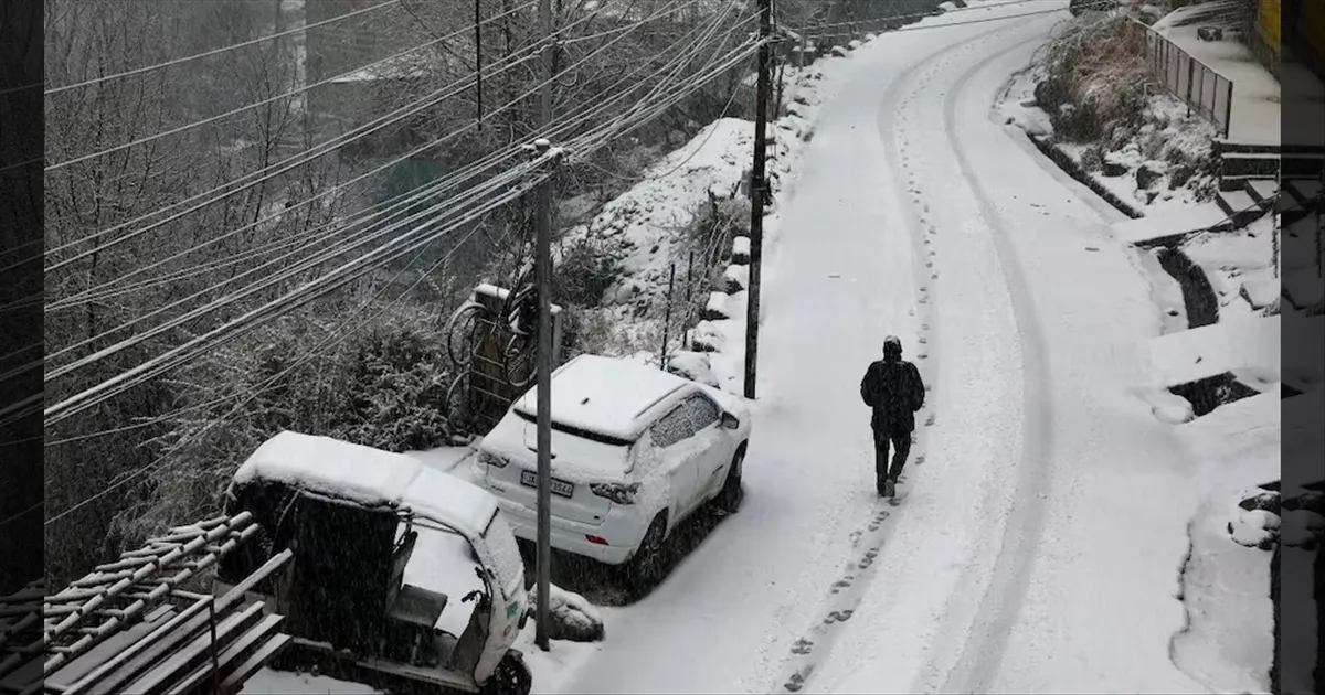 ஜம்மு காஷ்மீரில் பனிப்புயல்: உயர்ப்பகுதிகளில் வாழ்க்கை ஸ்தம்பிப்பு..!!