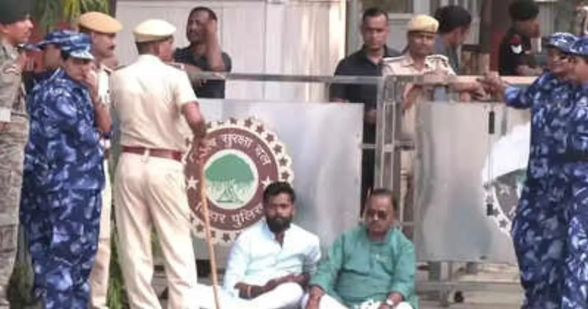 'எனக்கு எம்எல்ஏ டிக்கெட் தர வரை நகர மாட்டேன்' - முதல்வர் வீட்டின் முன் அமர்ந்து சிட்டிங் எம்எல்ஏ அதகளம்...!