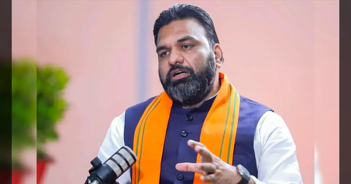 வயது, கல்வி தகுதியால் வம்பில் மாட்டிக்கொண்ட பீகார் துணை முதல்வர்..!! வறுத்தெடுக்கும் பிரசாந்த் கிஷோர்..!!