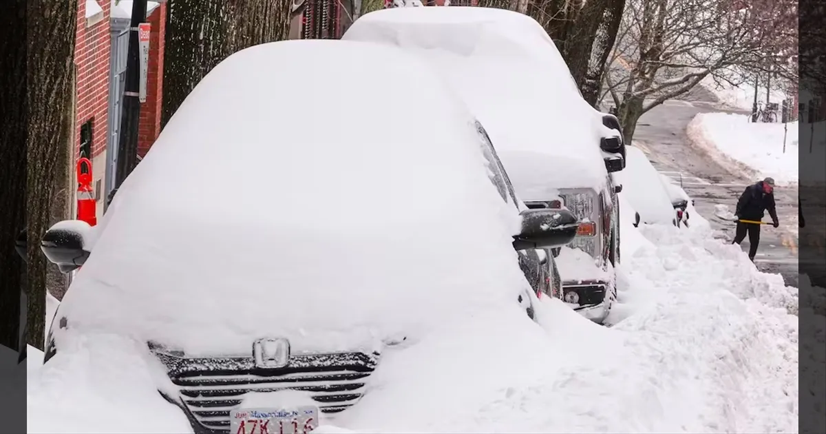 அமெரிக்காவை ஆட்டிப்படைக்கும் பனிப்புயல்..!! எகிறும் பலி எண்ணிக்கை..!! தவிக்கும் மக்கள்..!!