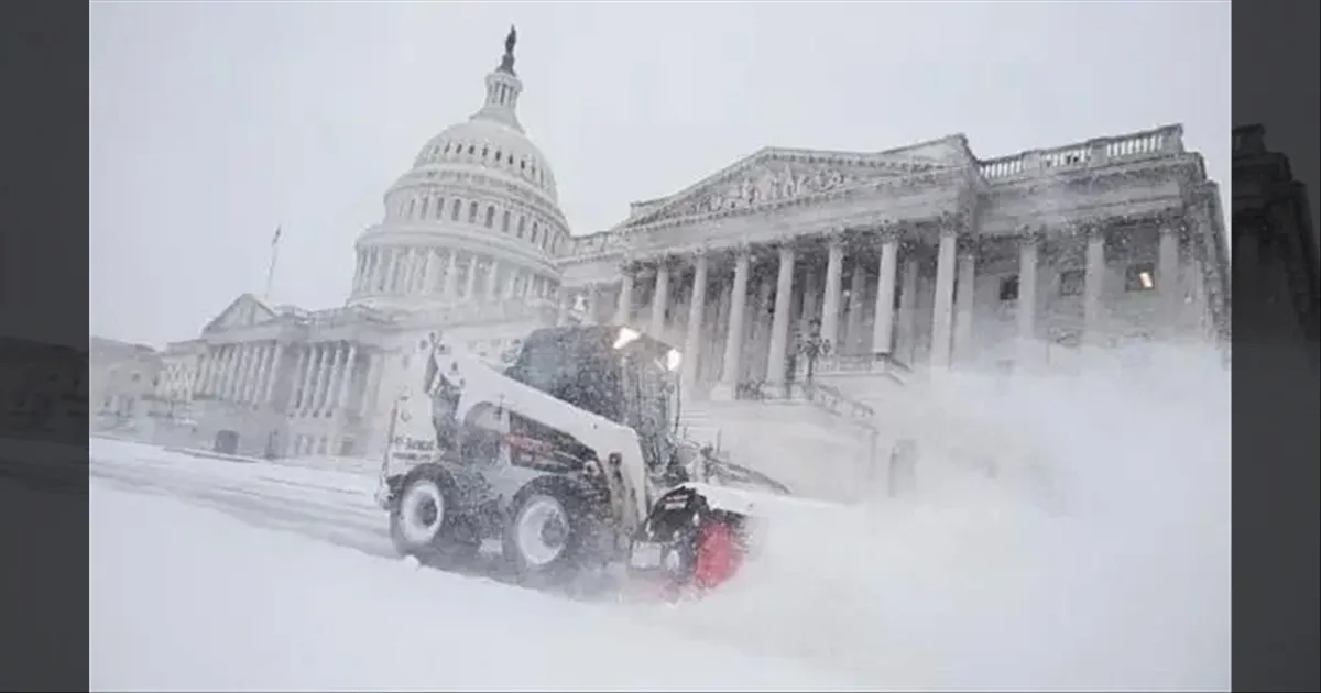 அமெரிக்காவை திருப்பிப்போட்ட பனிப்புயல்..!! 100ஐ தாண்டிய பலி எண்ணிக்கை..!! 