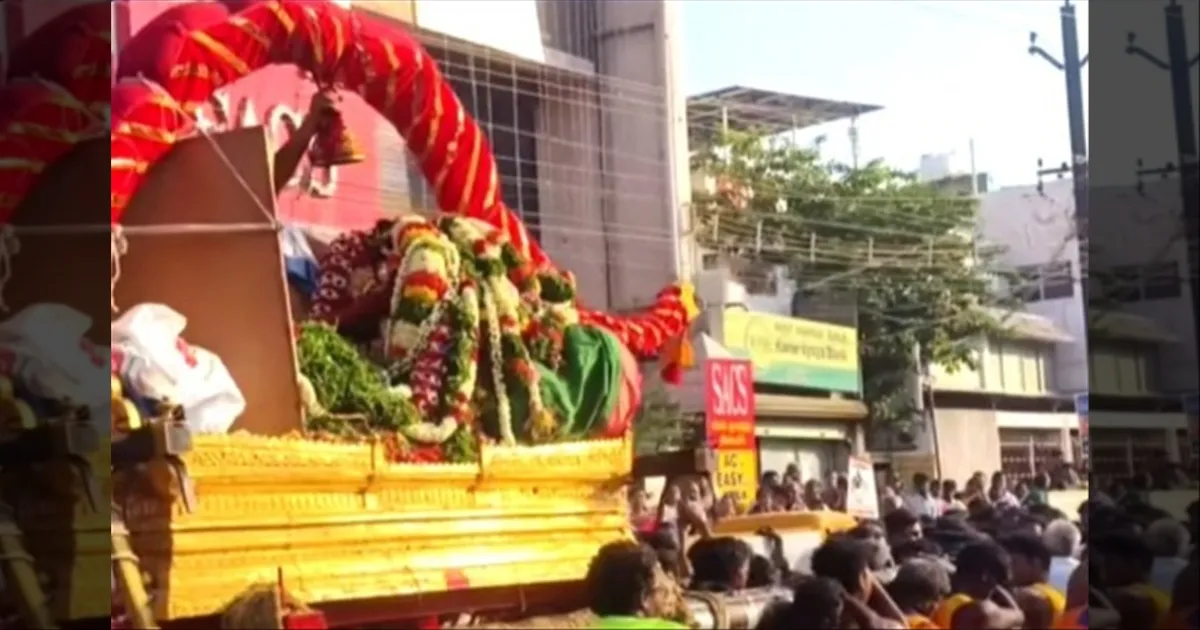 கண்டாங்கி பட்டு உடுத்தி.. தங்கப்பல்லக்கில் மதுரை கள்ளழகர்..! திரண்ட பக்தர்கள்..!  