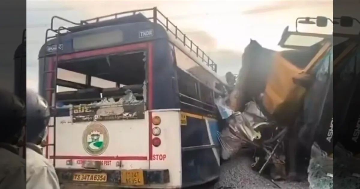 தெலங்கானா: நேருக்கு நேர் மோதிக்கொண்ட அரசு பேருந்து-லாரி..!! பரிதாபமாக பறிபோன 17 உயிர்கள்..!!