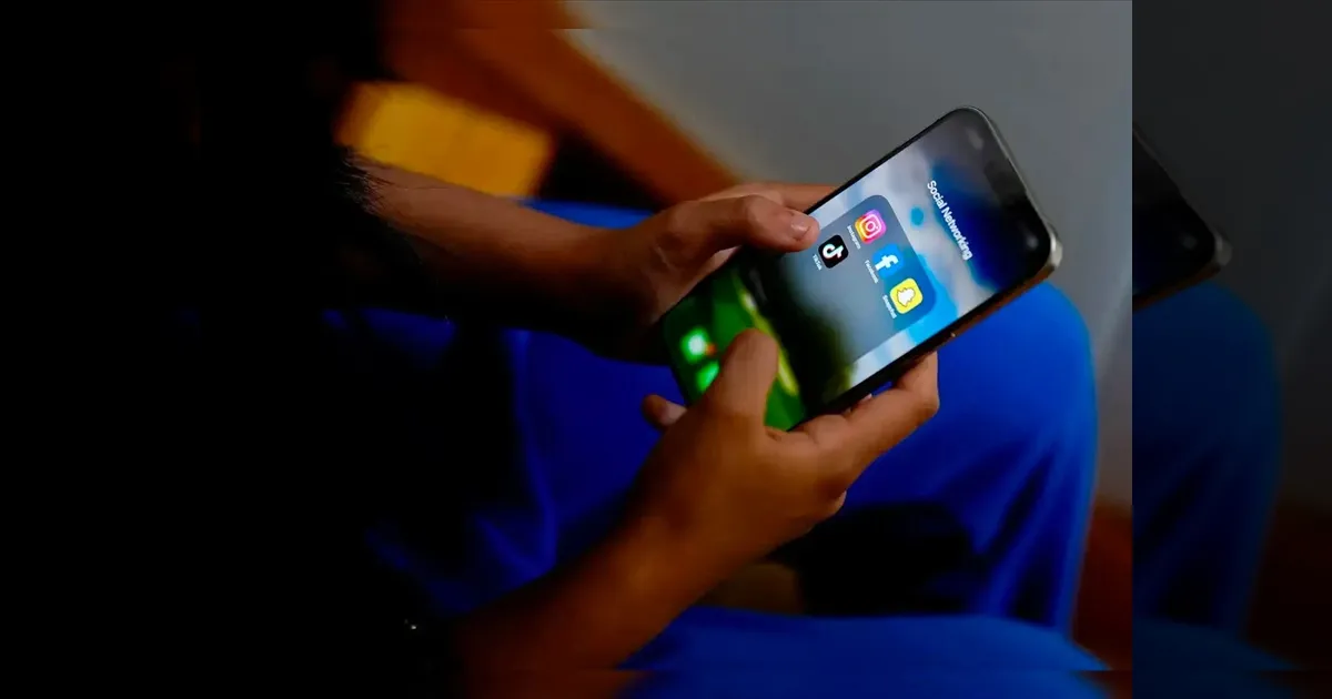 ஆஸ்.,-ஐ தொடர்ந்து இந்த நாட்டிலும்..!! சமூக ஊடகங்களை பயன்படுத்த தடை..!! ஏன் தெரியுமா..??