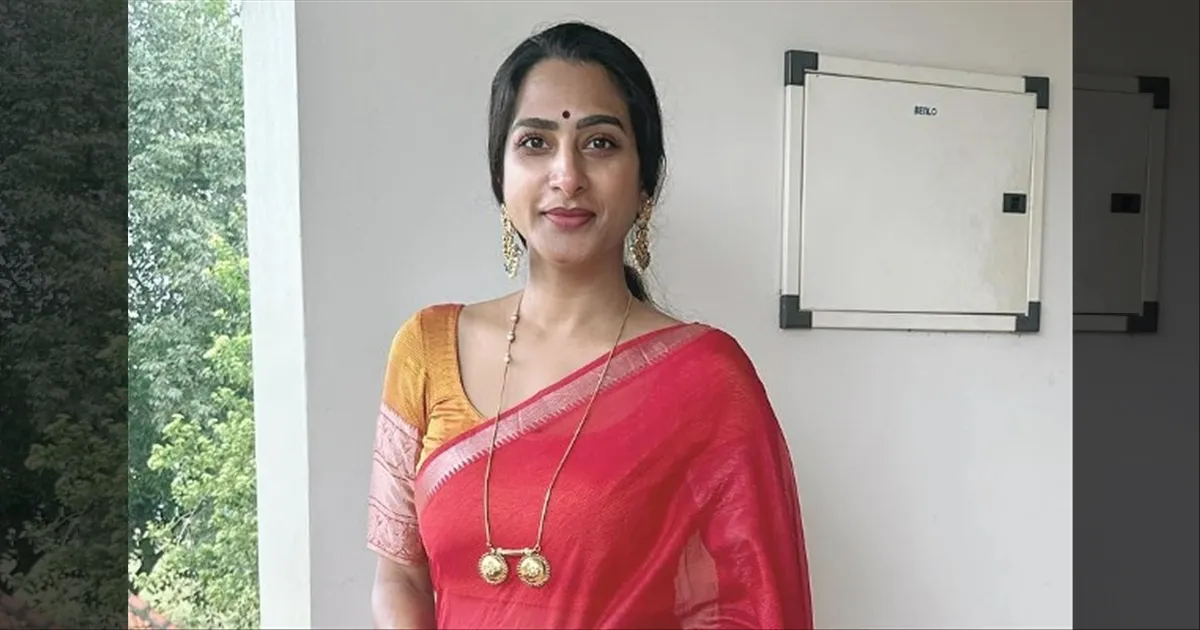 cinema-actress-climbs-tirumala-hills-on-her-knees-viral-video-tamilcinema