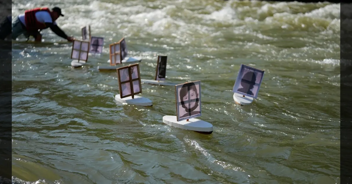 ஆர்மரோ பேரழிவின் 40வது ஆண்டு..!! ஆற்றில் படகு விட்டு இழந்த குழந்தைகளை தேடும் பெற்றோர்..!!