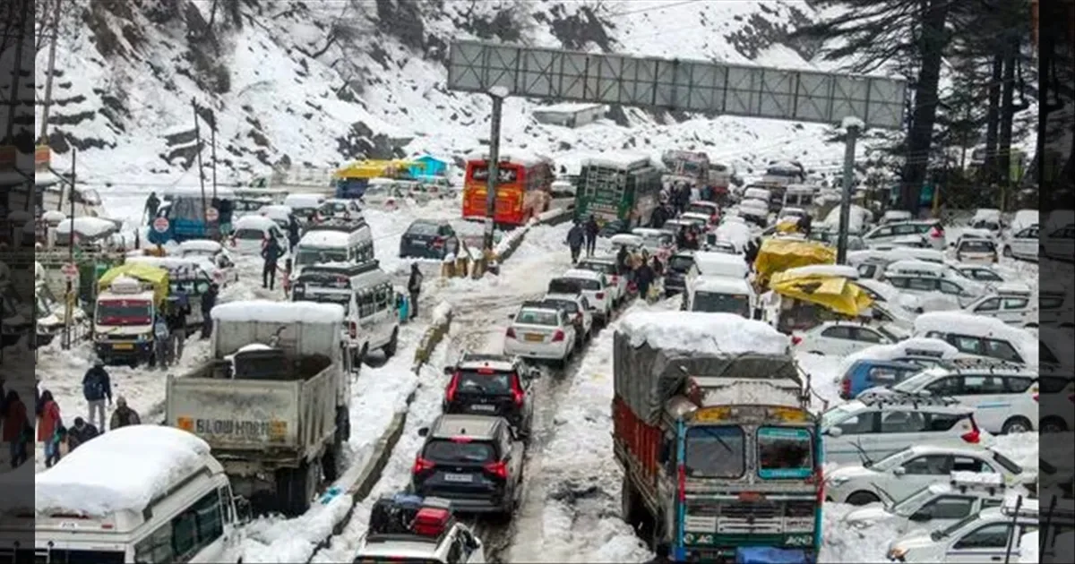 15 கி.மீ தூரம்..!! மணாலிக்கு போன சுற்றுலாப் பயணிகளுக்கு காத்திருந்த பேரதிர்ச்சி..!! என்ன ஆச்சு..??