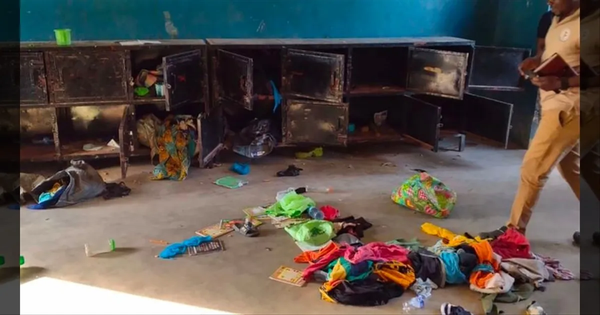 திடீரென பள்ளிக்குள் புகுந்த ஆயுத கும்பல்..!! துப்பாக்கி முனையில் 303 மாணவர்கள் கடத்தல்..!! பெற்றோர் தவிப்பு!