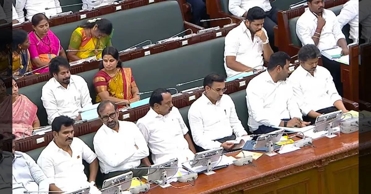 அன்று செங்கோட்டையன்.. இன்று ஆதவ் அர்ஜூனா! மீண்டும் இடம் மாறி அமர்ந்த விஜய்!! என்னவா இருக்கும்..??