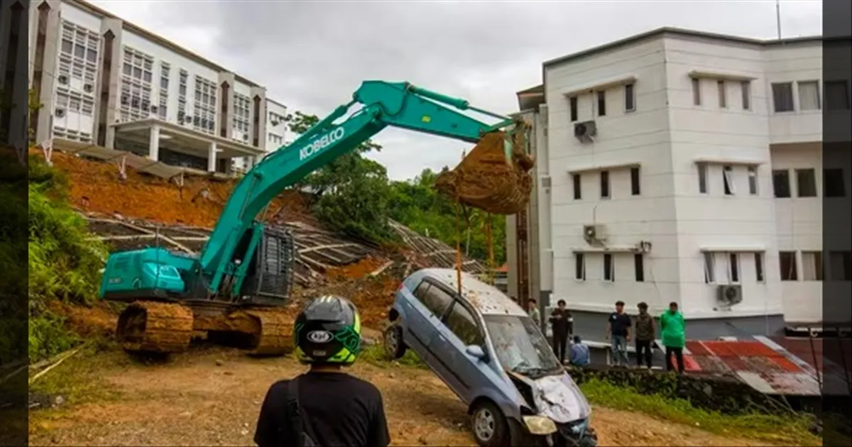 சக்திவாய்ந்த நிலநடுக்கத்தால் ஜெர்க்கான இந்தோனேசியா..!! பீதியடைந்த மக்கள்..!! 