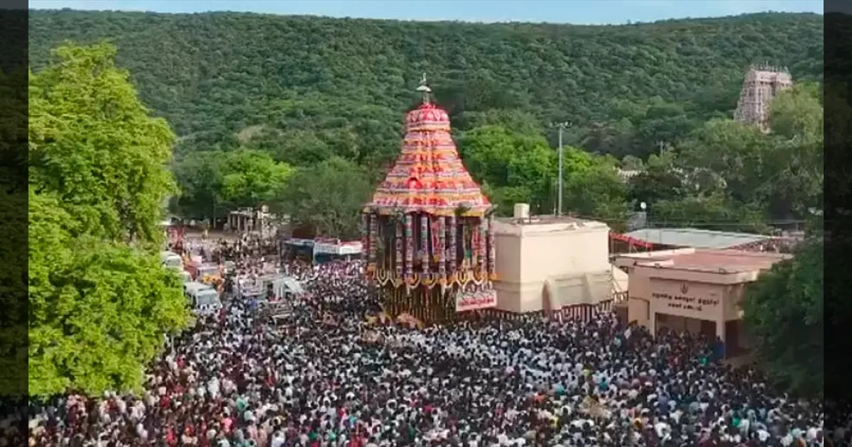 ஆடி பெருந்திருவிழா கோலாகலம்.. அழகர்கோவிலில் பக்தர்கள் வெள்ளத்தில் தேரோட்டம்!