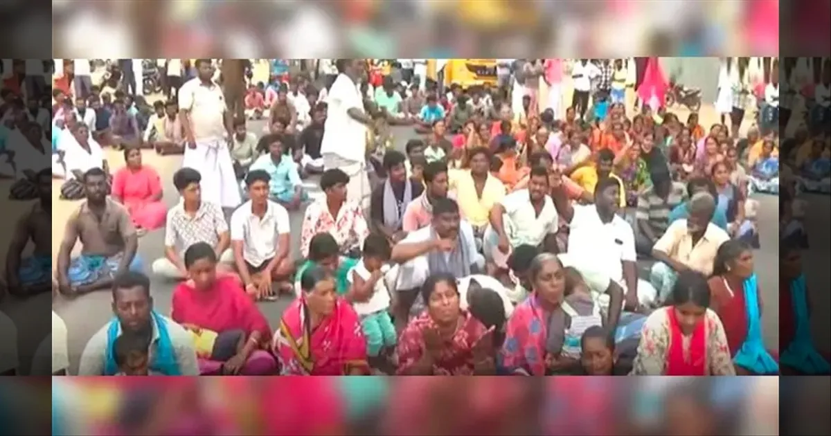 இலங்கை கடற்படையால் சிறைபிடிக்கப்பட்ட மீனவர்கள்.. சாலை மறியலில் குதித்த உறவினர்கள்..!!