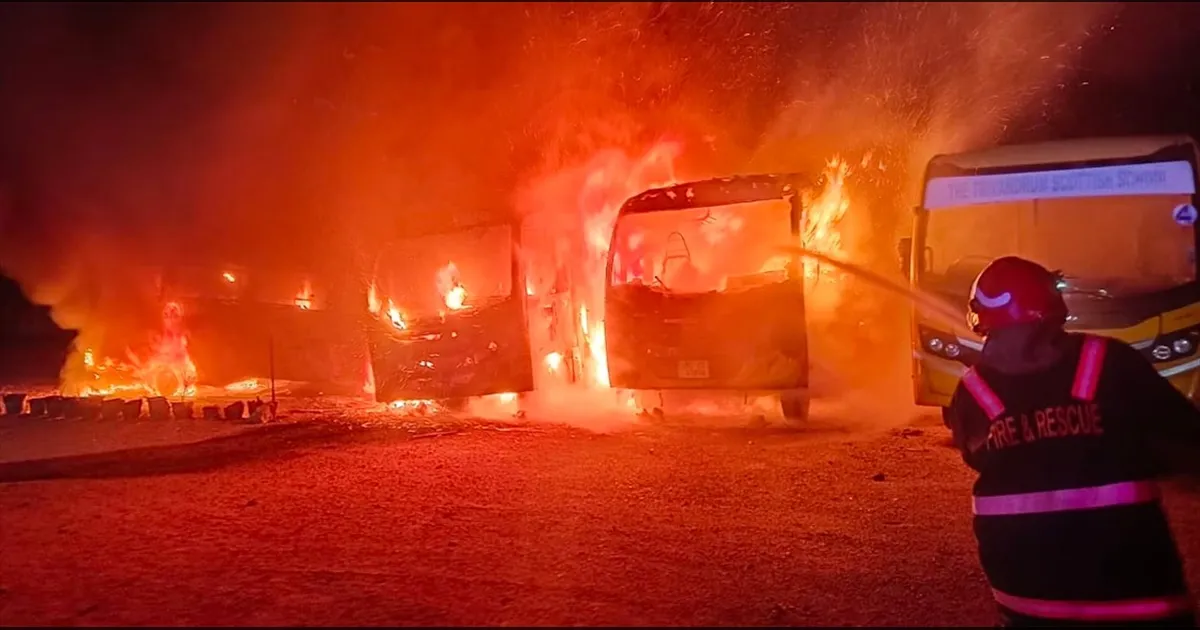 தனியார் பள்ளியில் பயங்கர தீ விபத்து..!! நாசமான பேருந்துகள்..!! கேரளாவில் அதிர்ச்சி சம்பவம்..!!