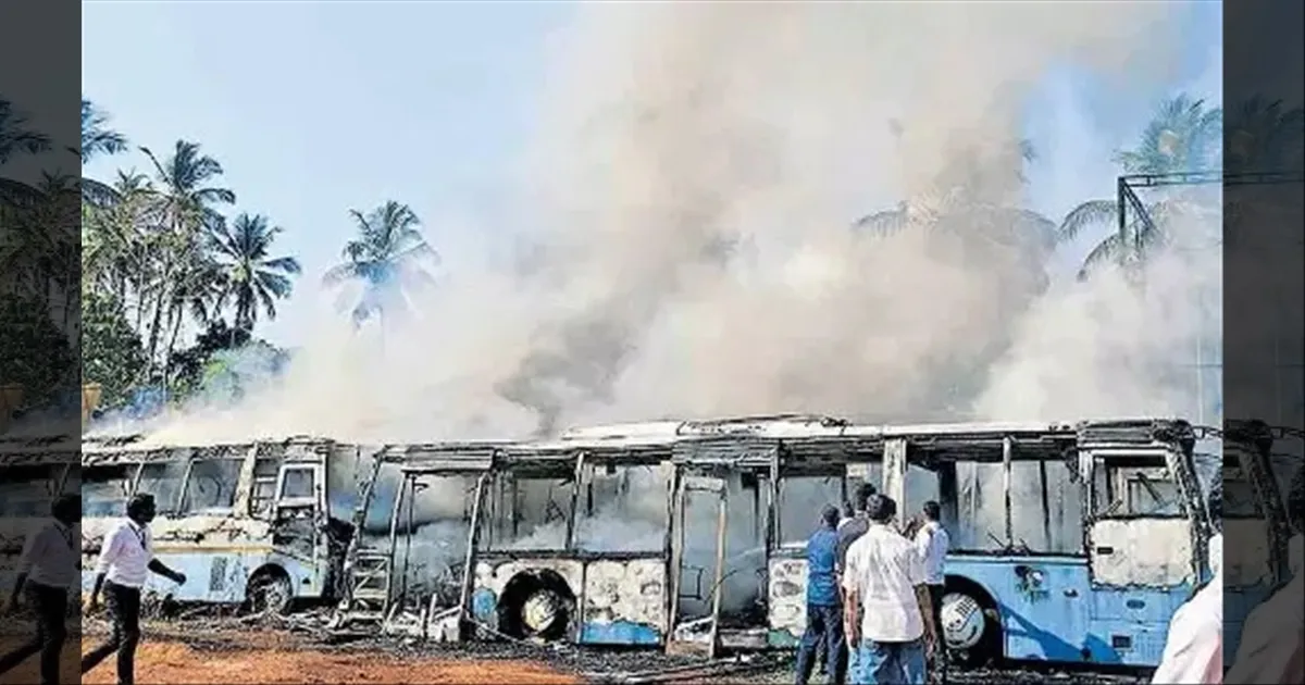 கோழிக்கோட்டில் பரபரப்பு சம்பவம்: பற்றி எரிந்த பேருந்துகள், ஆம்புலன்ஸ்..!! நடந்தது என்ன..??