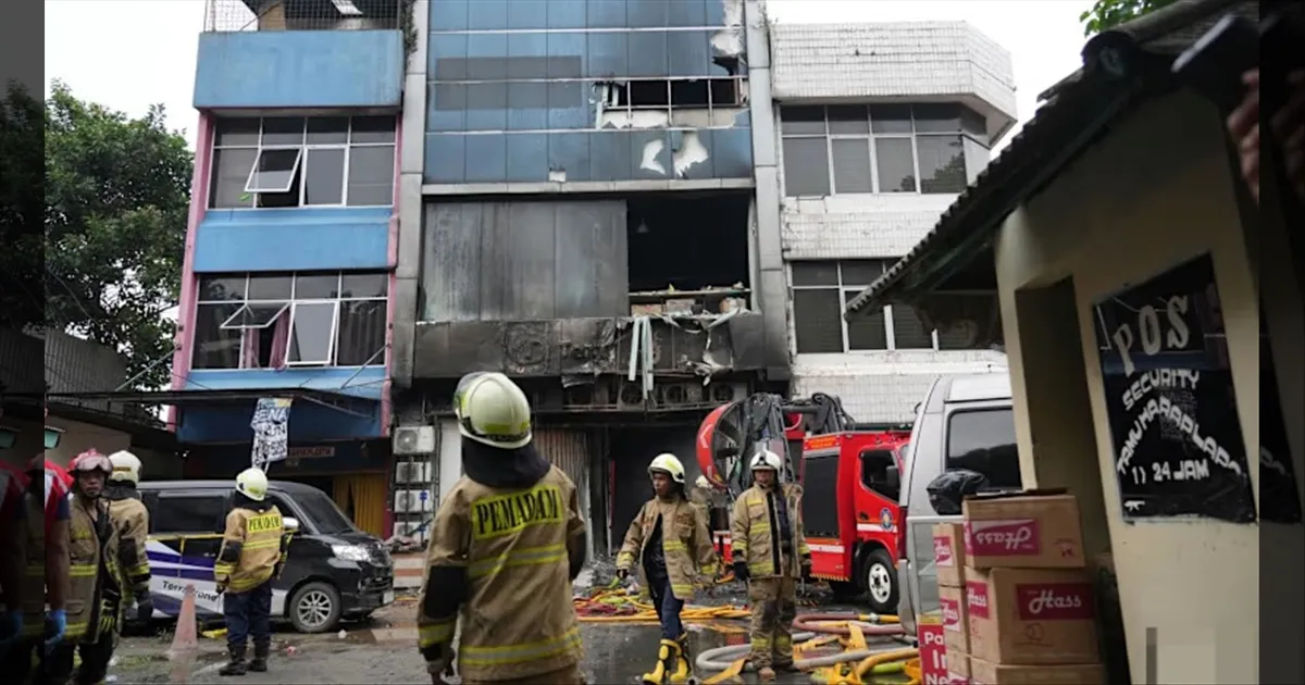இந்தோனேசியா: 7 மாடி அலுவலக கட்டிடத்தில் பயங்கர தீ விபத்து..!! 20 பேர் உயிரிழப்பு..!!