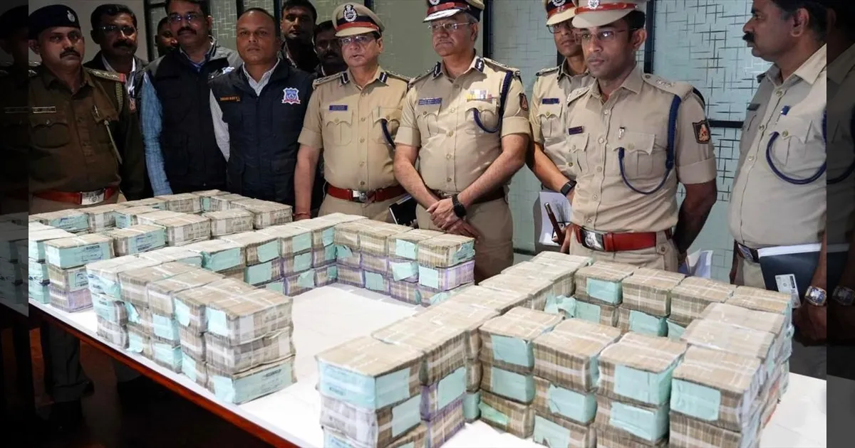 வங்கி ஏ.டி.எம் வாகனத்தை வழிமறித்து ரூ.7.11 கோடி கொள்ளை..!! போலீஸ் கான்ஸ்டபிள் உள்பட 3 பேர் கைது..!!