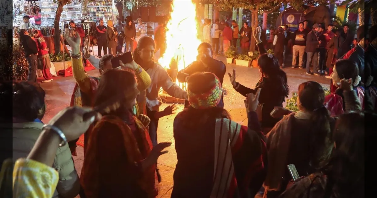 வடமாநிலங்களில் களைகட்டிய லோஹ்ரி கொண்டாட்டம்..!! நெருப்பு மூட்டி, பாடல்களைப் பாடி மகிழ்ந்த மக்கள்..!!