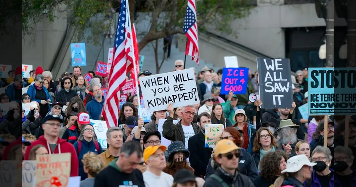அமெரிக்காவில் வெடிக்கும் போராட்டம்..!! திரண்ட லட்சக்கணக்கான மக்கள்..!! காரணம் இதுதான்..!! 