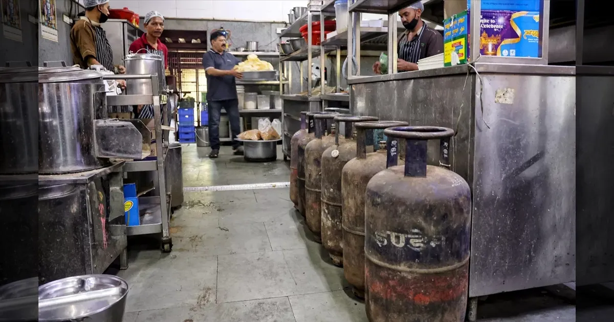 பூதாகரமாகும் கேஸ் தட்டுப்பாடு பிரச்சனை..!! பெங்களூருவில் ஒரே நாளில் 25% ஓட்டல்கள் மூடல்..!! 