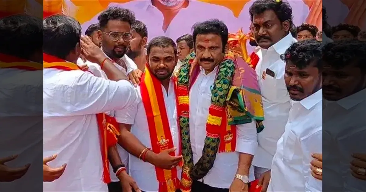 மயில் இறகு மாலை... தவெக எம்.எல்.ஏ. இணைப்பு விழாவில் பரபரப்பை கிளப்பிய சம்பவம்!
