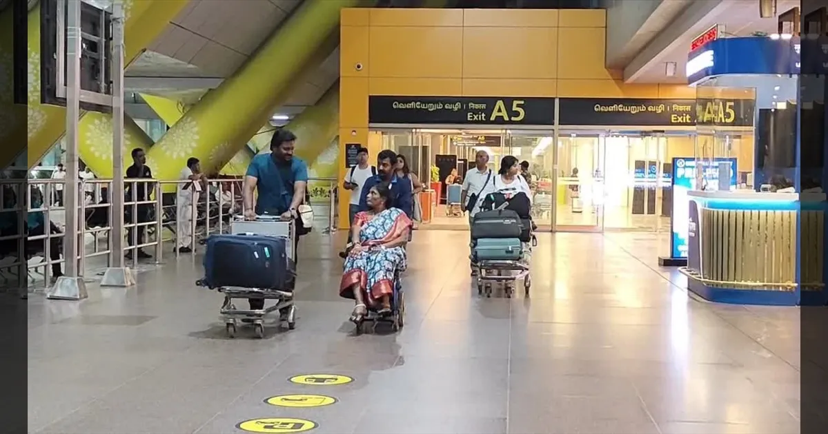 இலங்கையில் சிக்கித்தவித்த தமிழக சுற்றுலாப் பயணிகள்..!! பத்திரமாக சென்னை திரும்பினார்..!!