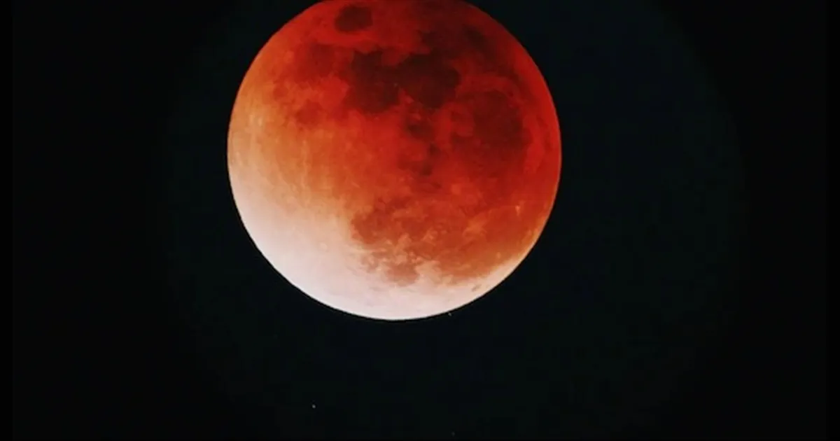 இன்று முழு சந்திர கிரகணம்..!! ரத்த நிலாவை வெறும் கண்களால் பார்க்கலாமாம்..!! இந்தியாவில் எப்போ தெரியுமா..??