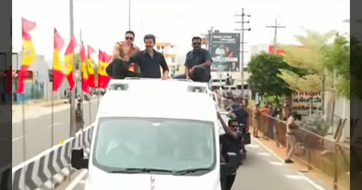 கியூட்டான Smile.. கரூரில் CM விஜய் பிரம்மாண்ட Road Show..!! ஆர்ப்பரித்த மக்கள்..!!