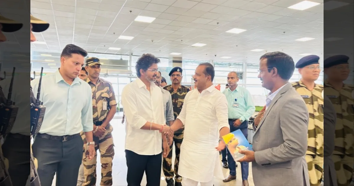 கொல்லூர் மூகாம்பிகை கோயிலில் முதல்வர் விஜய் தரிசனம்: மங்களூர் விமான நிலையத்தில் உற்சாக வரவேற்பு!