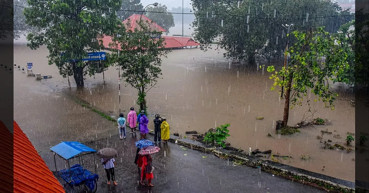 மக்களே ஜாக்கிரதை..!! கேரளாவில் வெளுக்கப்போகும் கனமழை.. 4 மாவட்டங்களுக்கு ரெட் அலர்ட்..!!