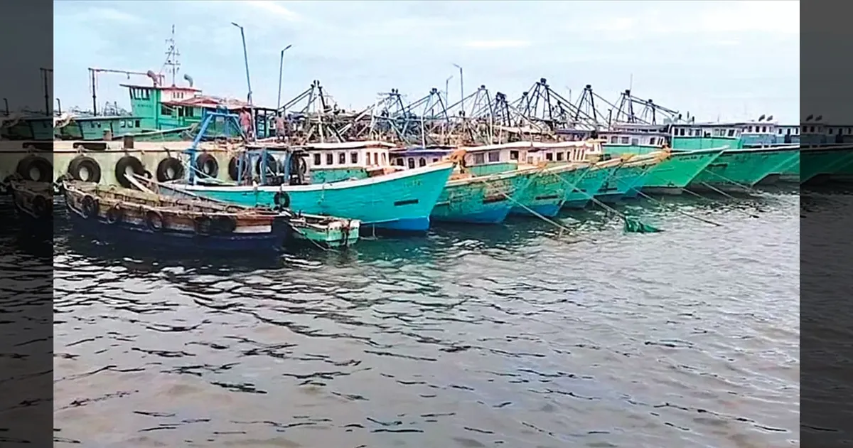 மீன்பிடிக்க கடலுக்கு போகாதீங்க..!! கடல் சீற்றத்தால் குமரி மீனவர்கள் தவிப்பு..!! 