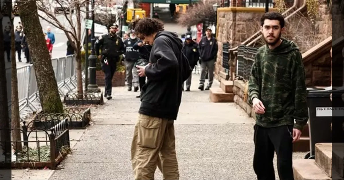 நியூயார்க் நகர மேயர் இல்லம் முன்பு வெடிகுண்டு வீச்சு..!! இருவர் கைது.. பரபரப்பு சம்பவம்..!!