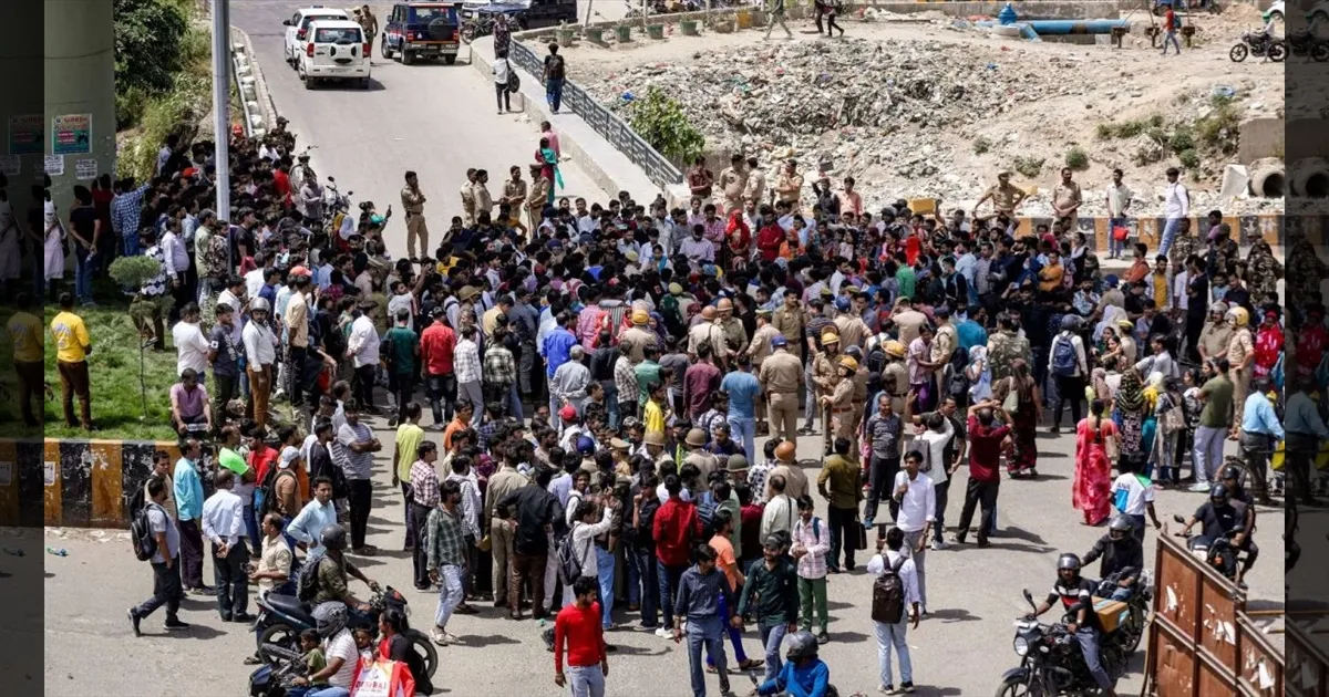 சம்பள உயர்வு வேண்டும்..!! ஆத்திரத்தில் கொந்தளித்த தொழிலாளர்கள்..!! கலவர பூமியாக மாறிய நொய்டா..!!