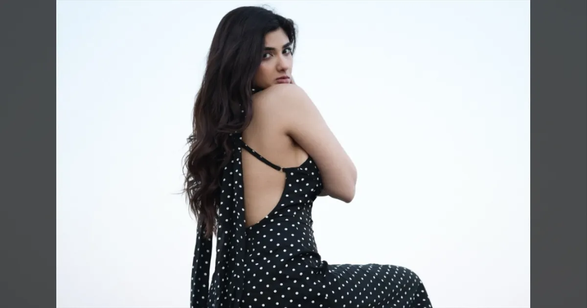 கருப்பு நிற உடையில்.. கலங்கடிக்கும் அழகில் நடிகை பிரக்யா நக்ரா..! அழகிய கலக்கல் போட்டோஸ்..!