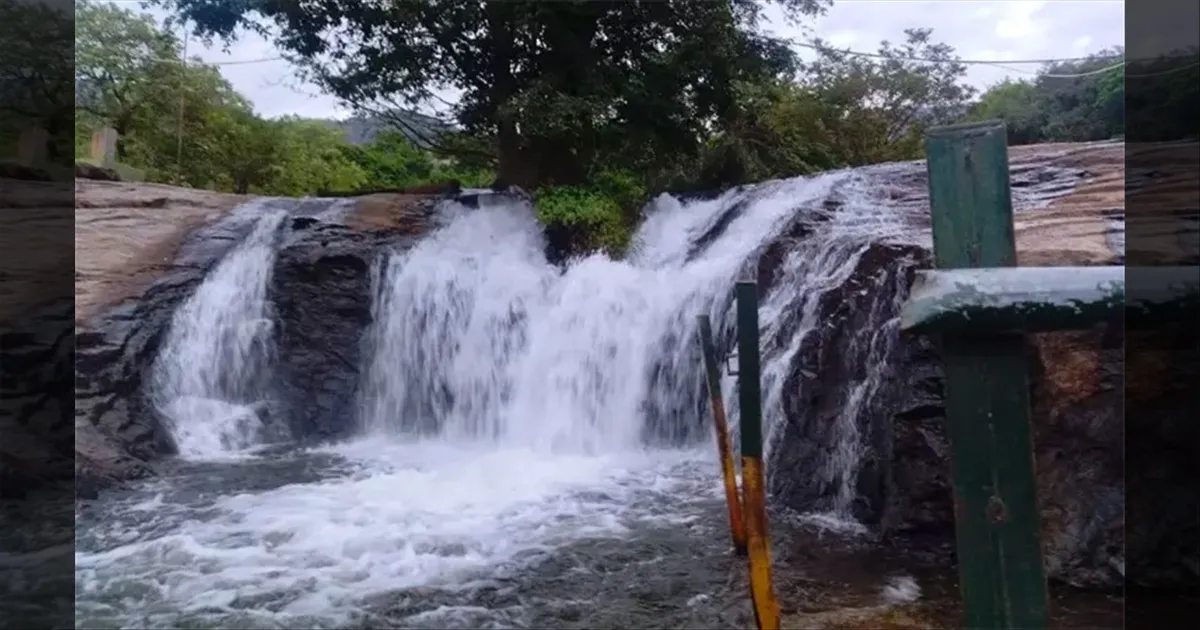 கும்பக்கரை அருவியில் ஆர்ப்பரிக்கும் வெள்ளம்..!! 12 நாள் ஆச்சு.. ஆனாலும் குளிக்க தடை..!! 