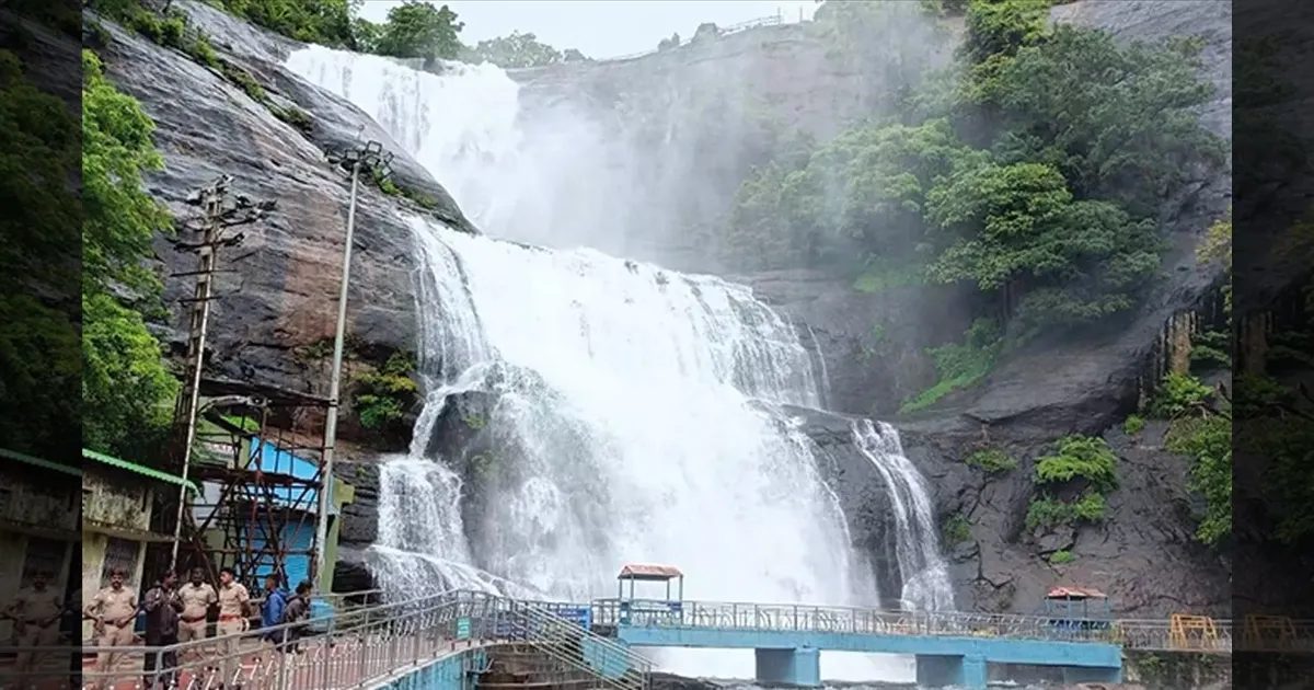 அங்க போகாதீங்க மக்களே..!! தொடரும் வெள்ளப்பெருக்கு.. குற்றால அருவிகளில் இன்றும் குளிக்கத் தடை..!!