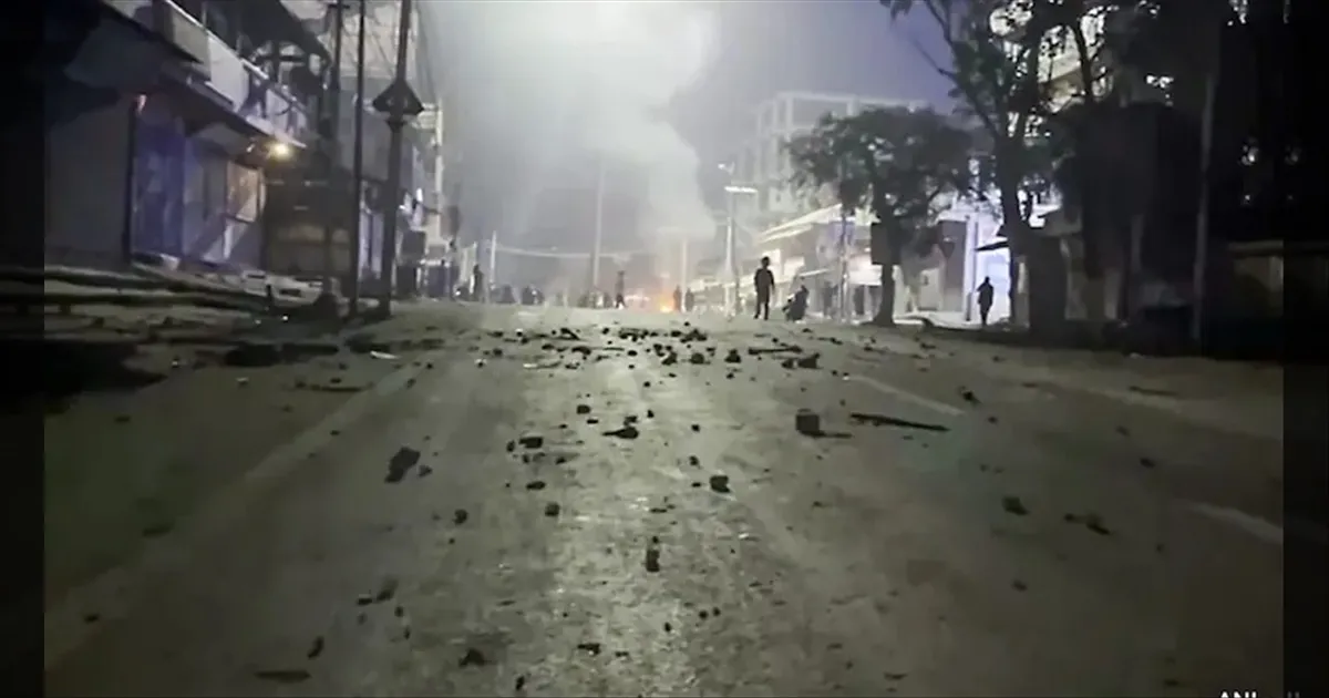 மணிப்பூரில் வெடித்த வன்முறை..!! மூடப்பட்ட கடைகள், சந்தைகள்..!! மக்கள் நடமாட்டமின்றி வெறிச்..!!