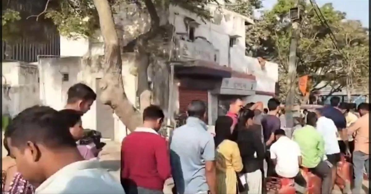 கேஸ் சிலிண்டர் ரீஃபில் புக்கிங்கில் சிக்கல்..!! வொர்க் ஆகாத நம்பர்..!! ஏஜென்சிகளுக்கு படையெடுக்கும் மக்கள்..!!