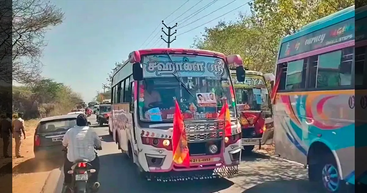 முடிந்தது தவெக மாநாடு.. பாரபத்தி பகுதியில் டிராஃபிக் ஜாம்.. ஊர்ந்து செல்லும் வாகனங்கள்..!!