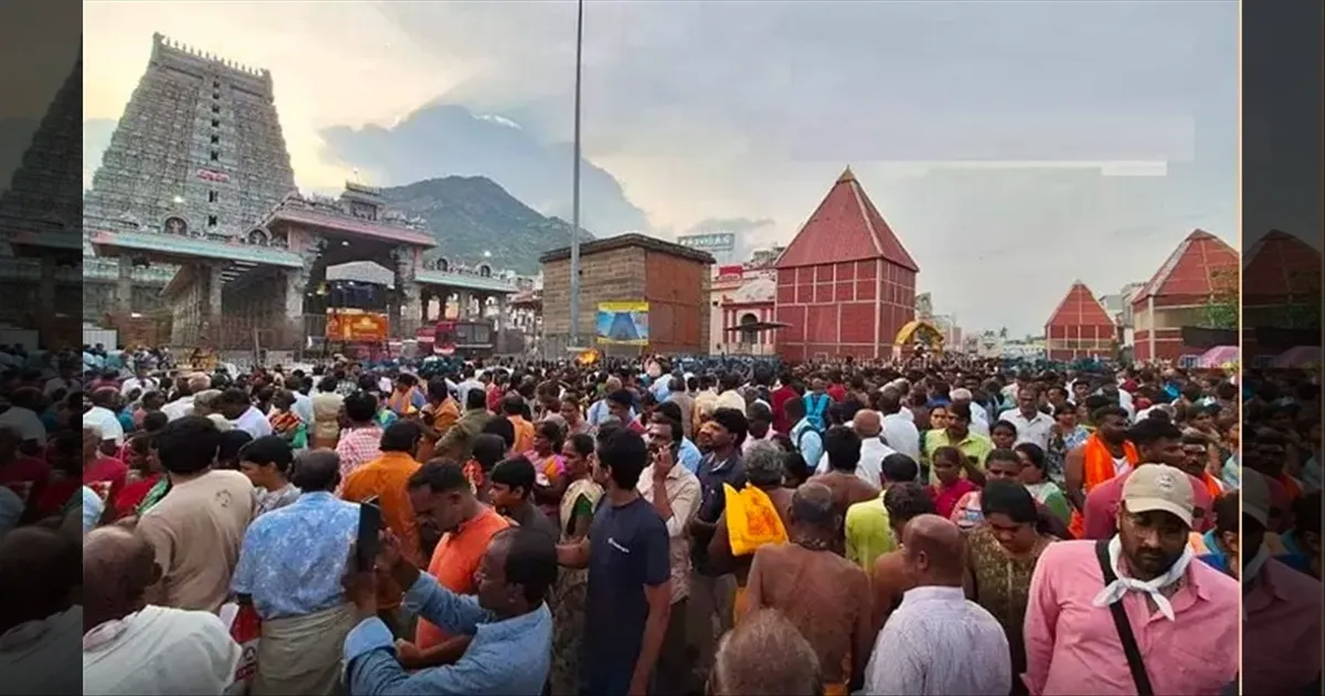 விண்ணை பிளந்த ஓம் நமச்சிவாய.. ஆடி பௌர்ணமி.. திருவண்ணாமலையில் அலைமோதிய பக்தர்கள்..!!