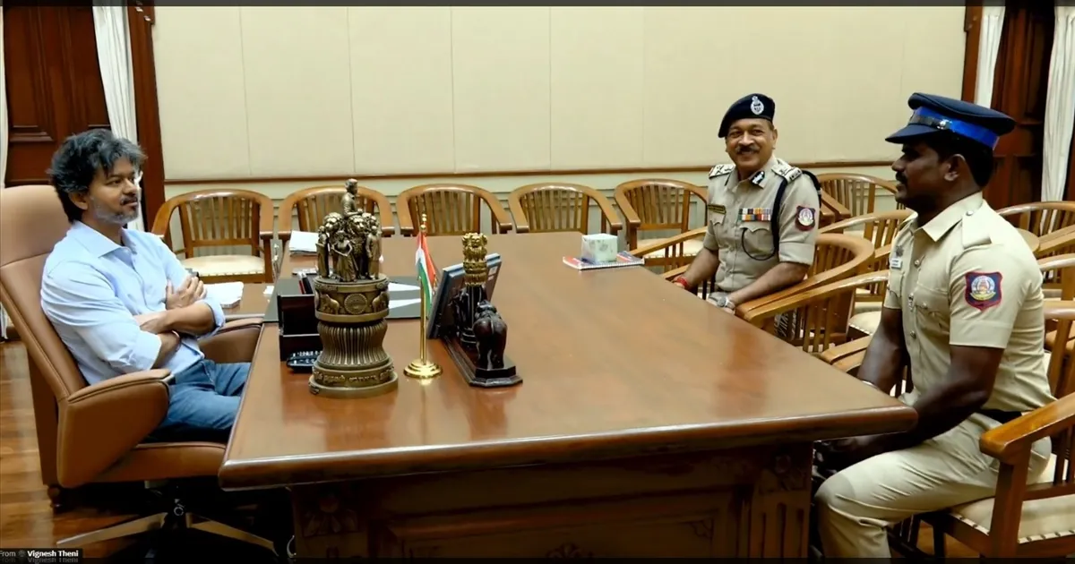 சீறிப்பாய்ந்த காரை மடக்கிய சிங்கம்: துணிச்சல் காவலர் வேல்முருகனுக்கு முதல்வர் விஜய் நேரில் பாராட்டு!