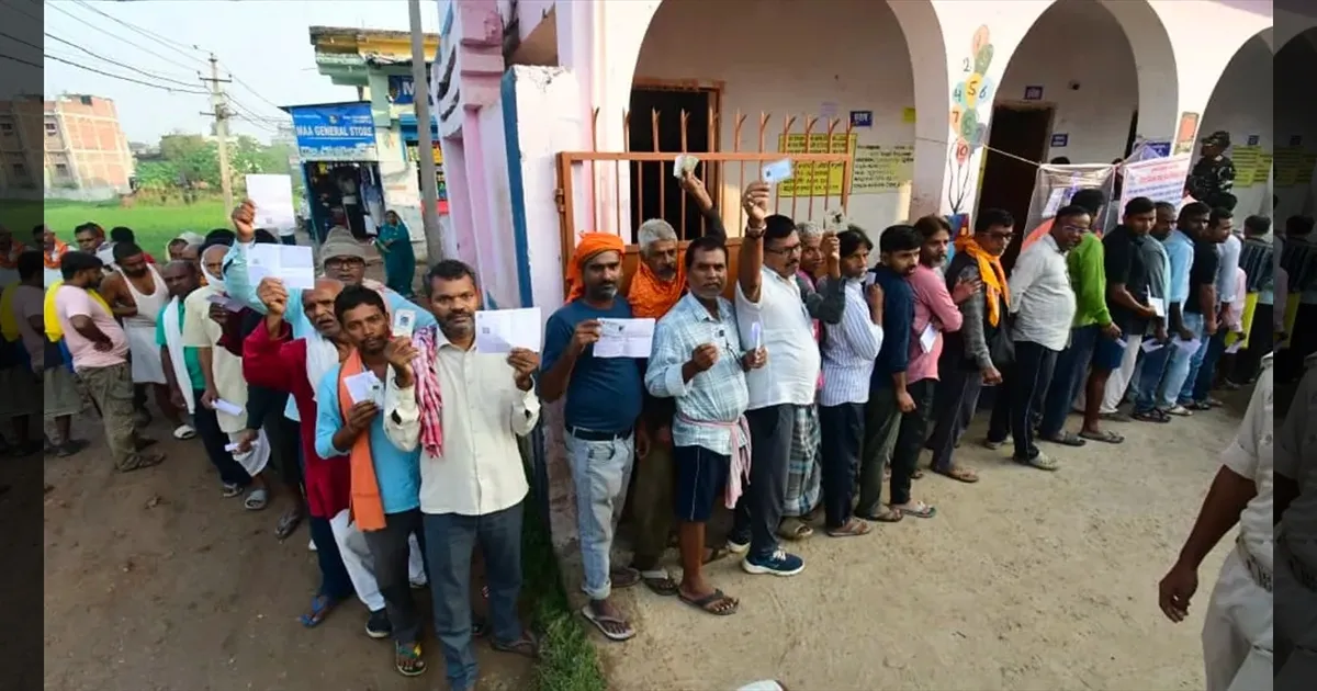 பீகார் சட்டமன்றத் தேர்தல் 2025: முதல்கட்டமாக 121 தொகுதிகளில்.. வாக்குப்பதிவு விறுவிறு..!!