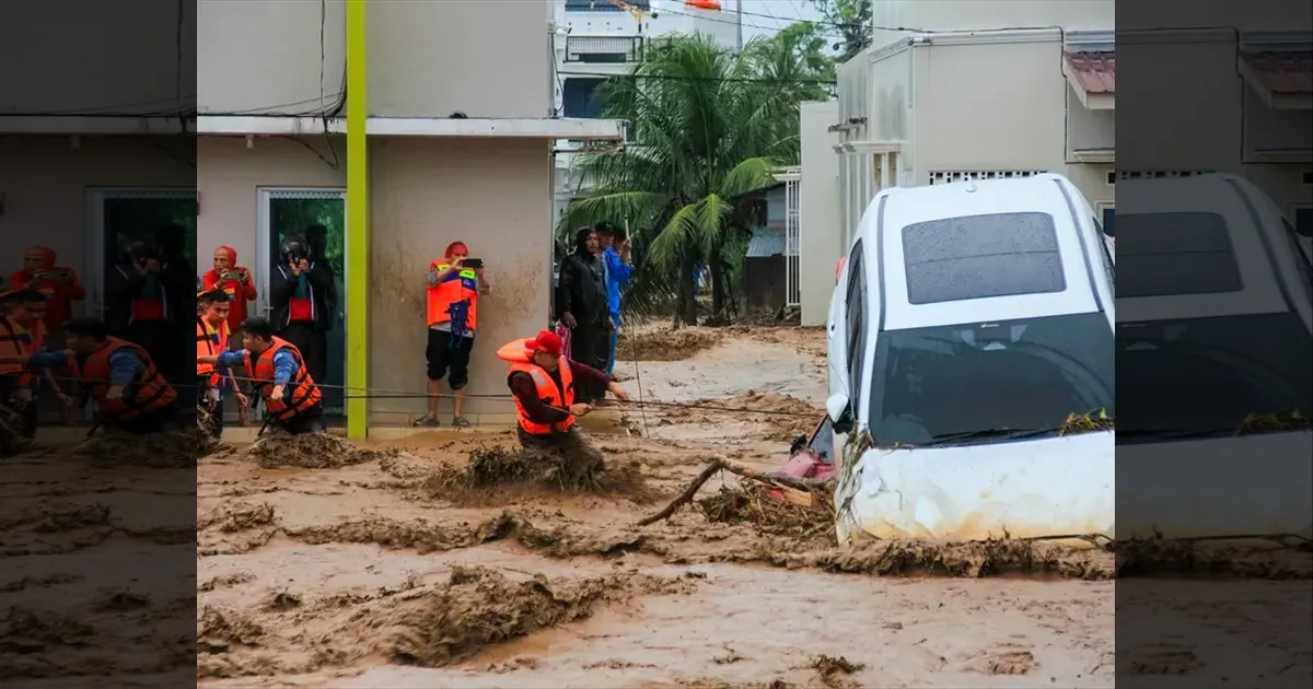 சீர்குலைந்த இந்தோனேசியா..!! உயரும் பலி எண்ணிக்கை..!! சிக்கித்தவிக்கும் மக்கள்..!!