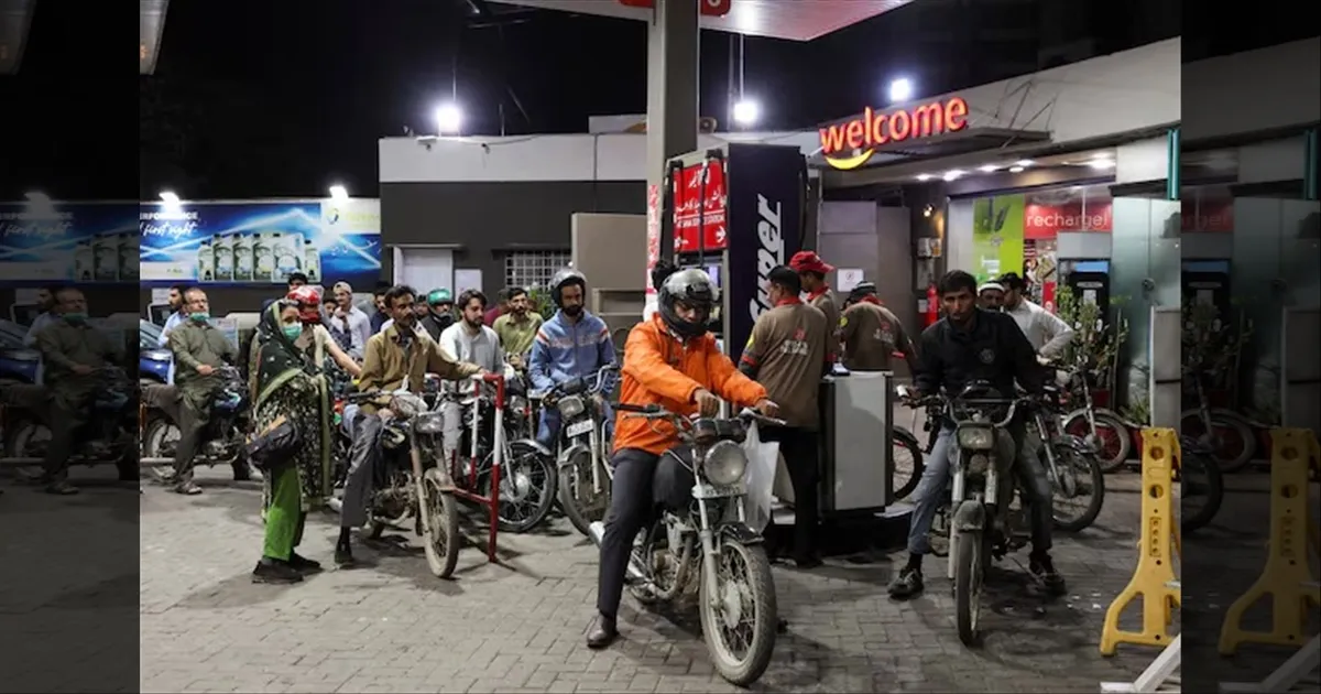 பாகிஸ்தானில் எகிறிய பெட்ரோல் விலை..!! அப்போ இந்தியாவில்..?? கதிகலங்கி நிற்கும் மக்கள்..!! 